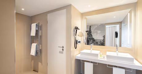 NH Hotel + 1 x Con-Paket Deluxe