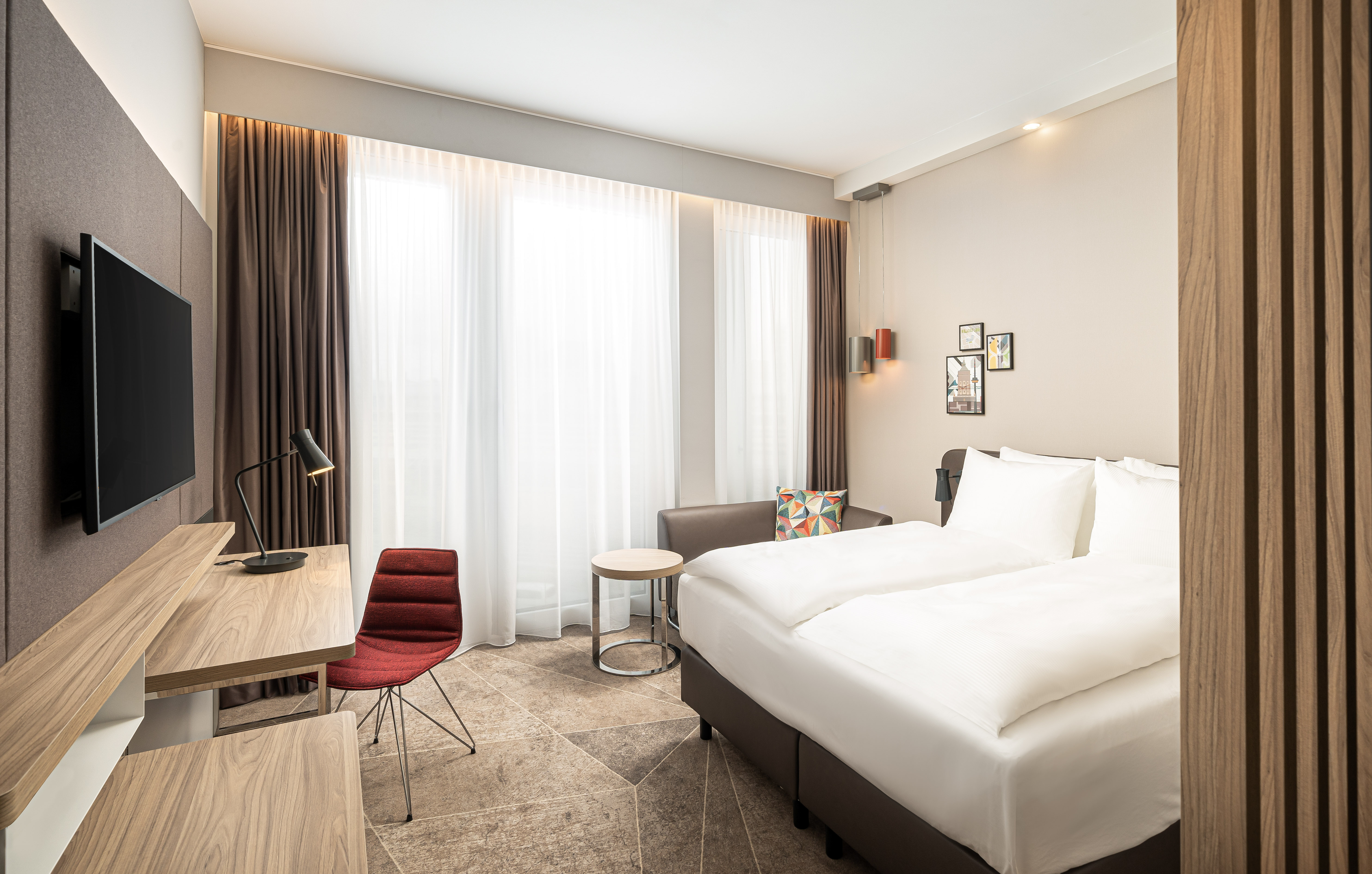 Holiday Inn + 1 x Con-Paket Deluxe