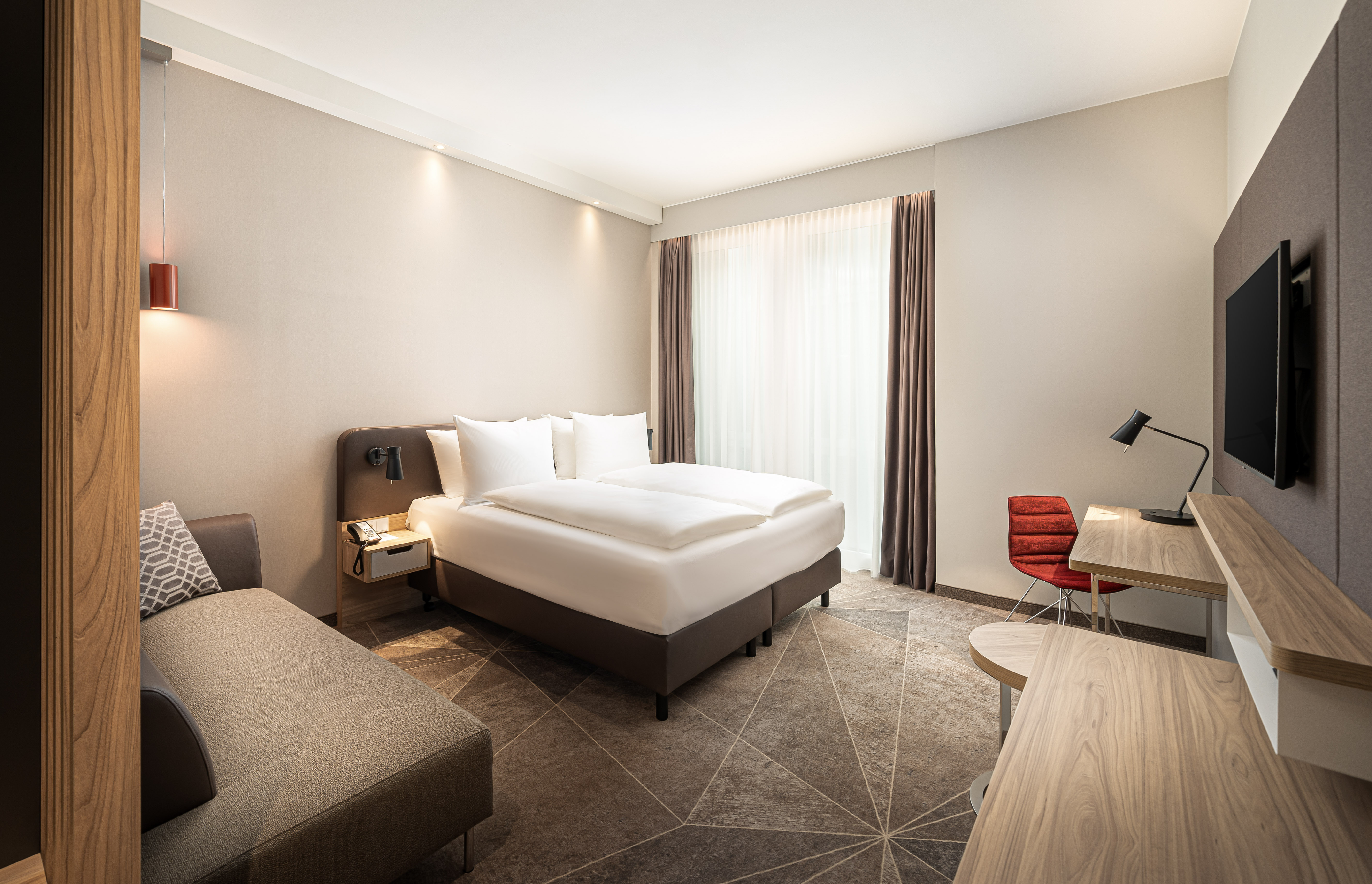 Holiday Inn + 1 x Con-Paket Deluxe