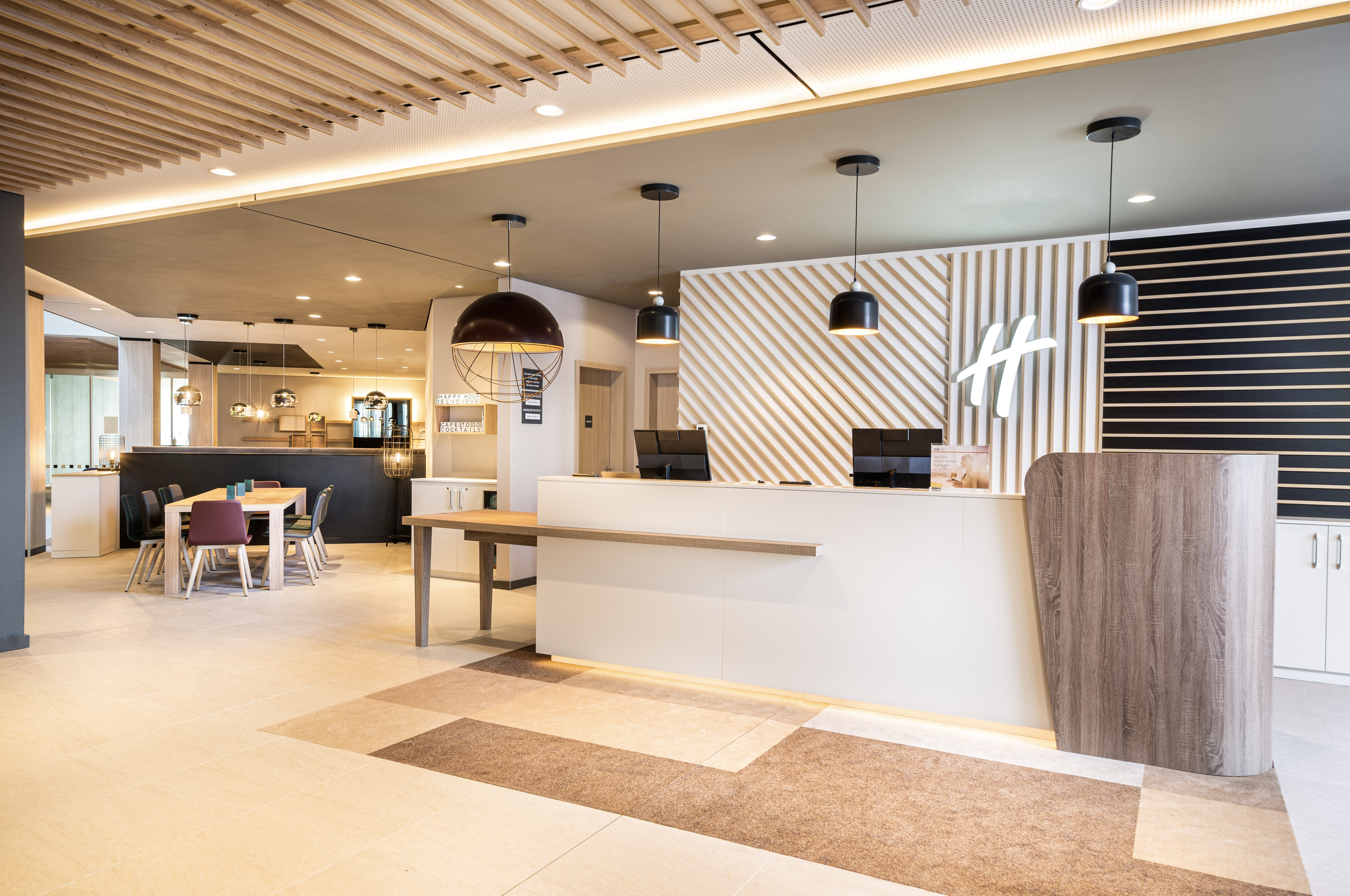 Holiday Inn + 1 x Con-Paket Deluxe