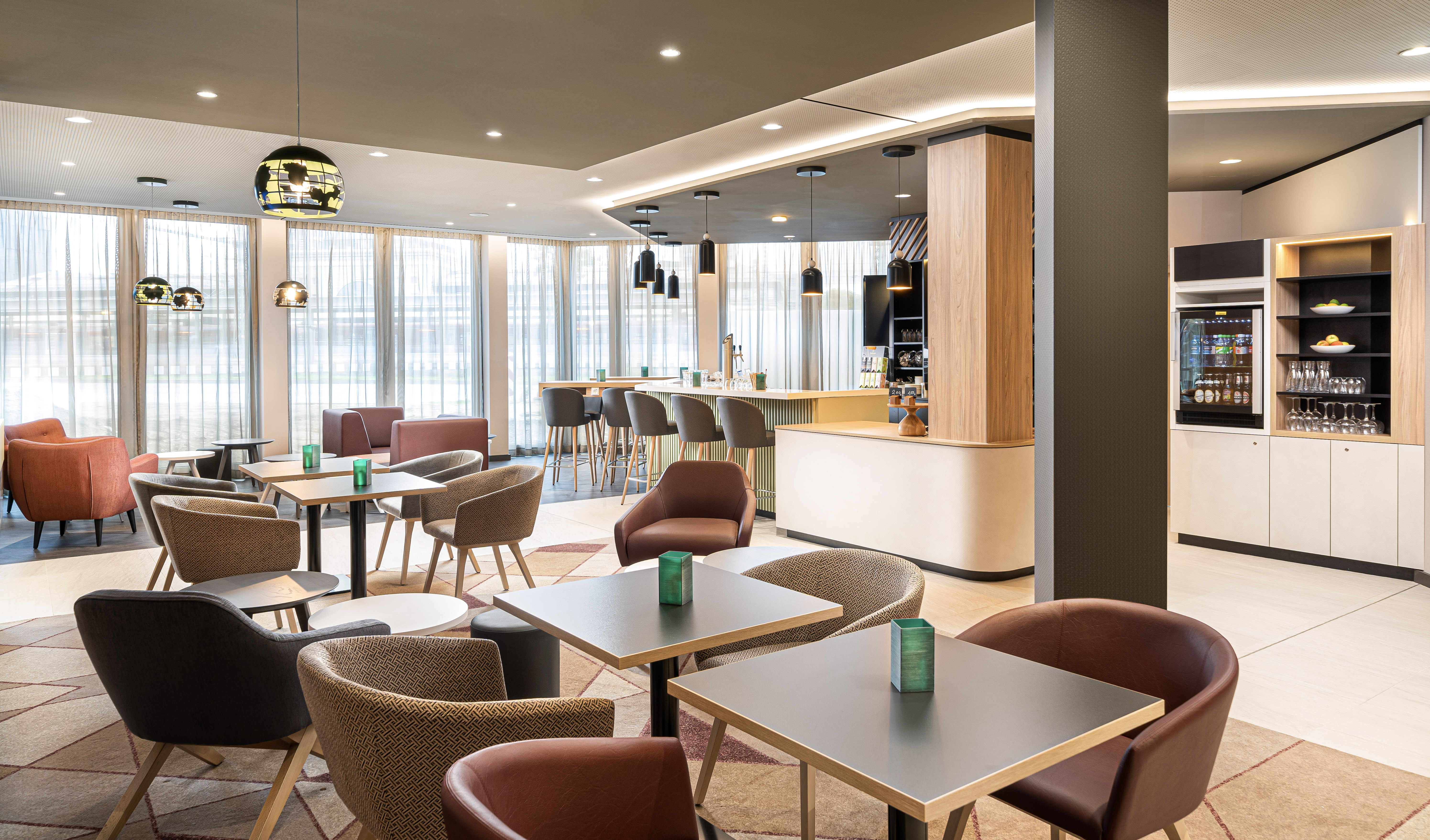 Holiday Inn + 1 x Con-Paket Deluxe