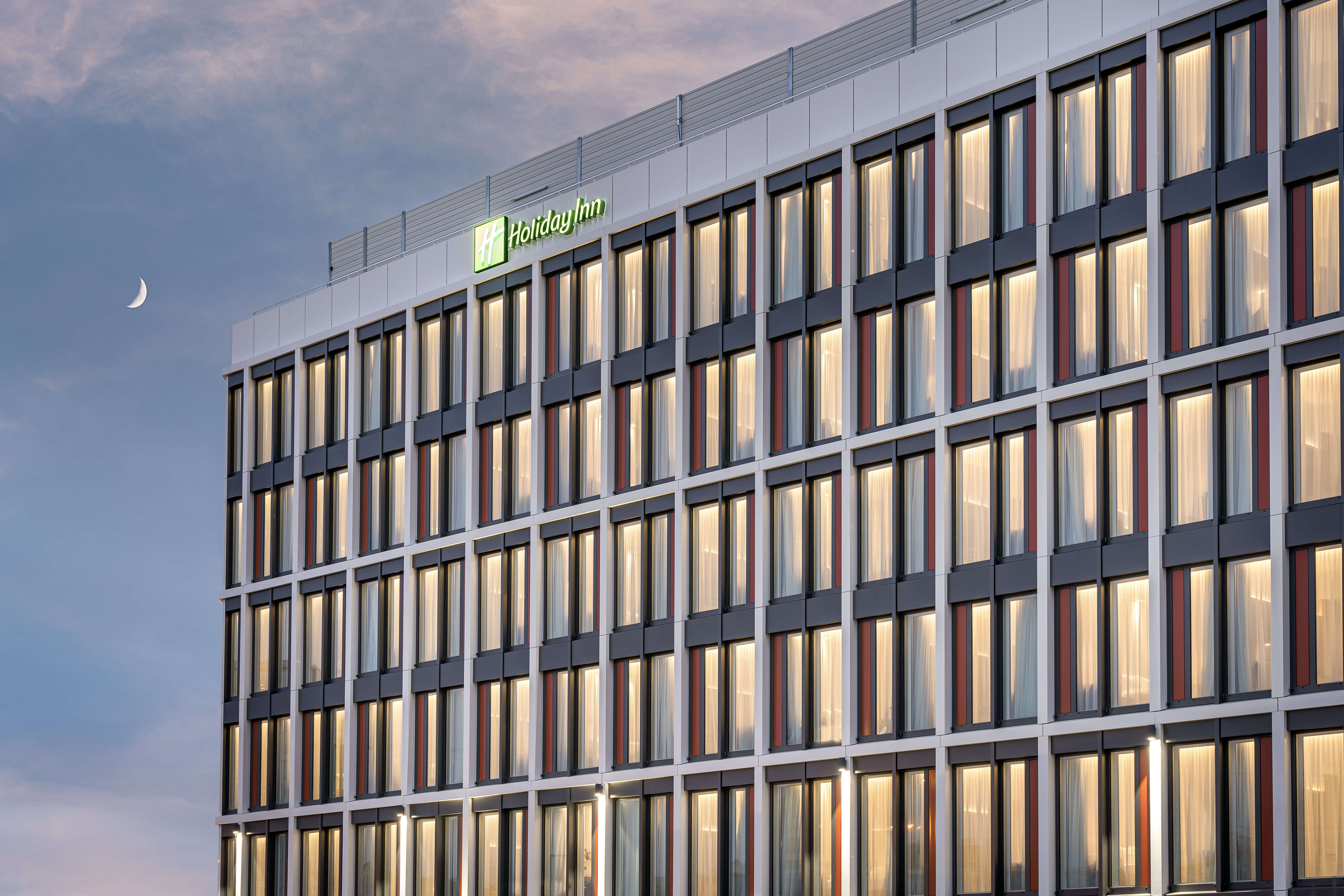 Holiday Inn + 1 x Con-Paket Deluxe