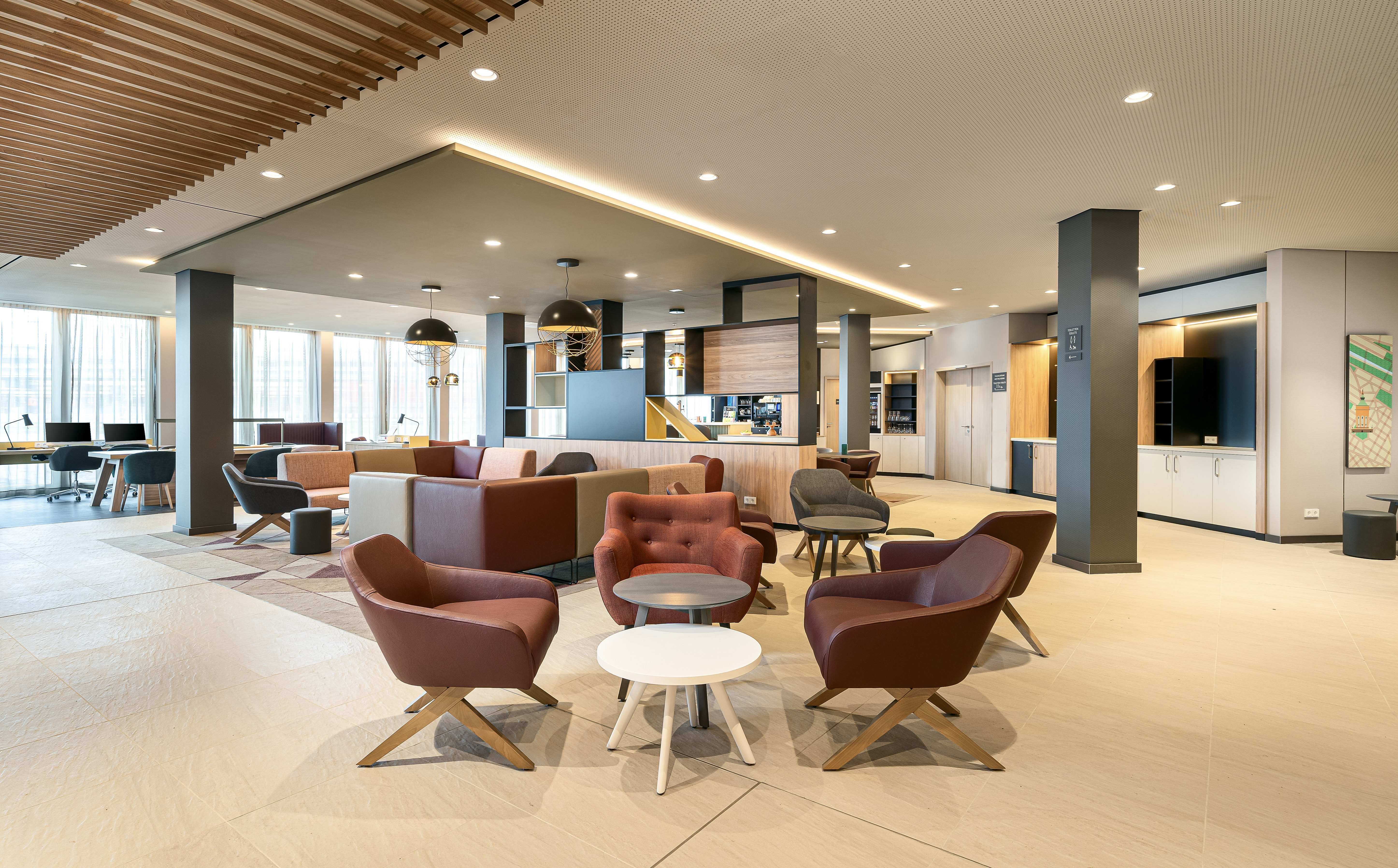 Holiday Inn + 1 x Con-Paket Deluxe