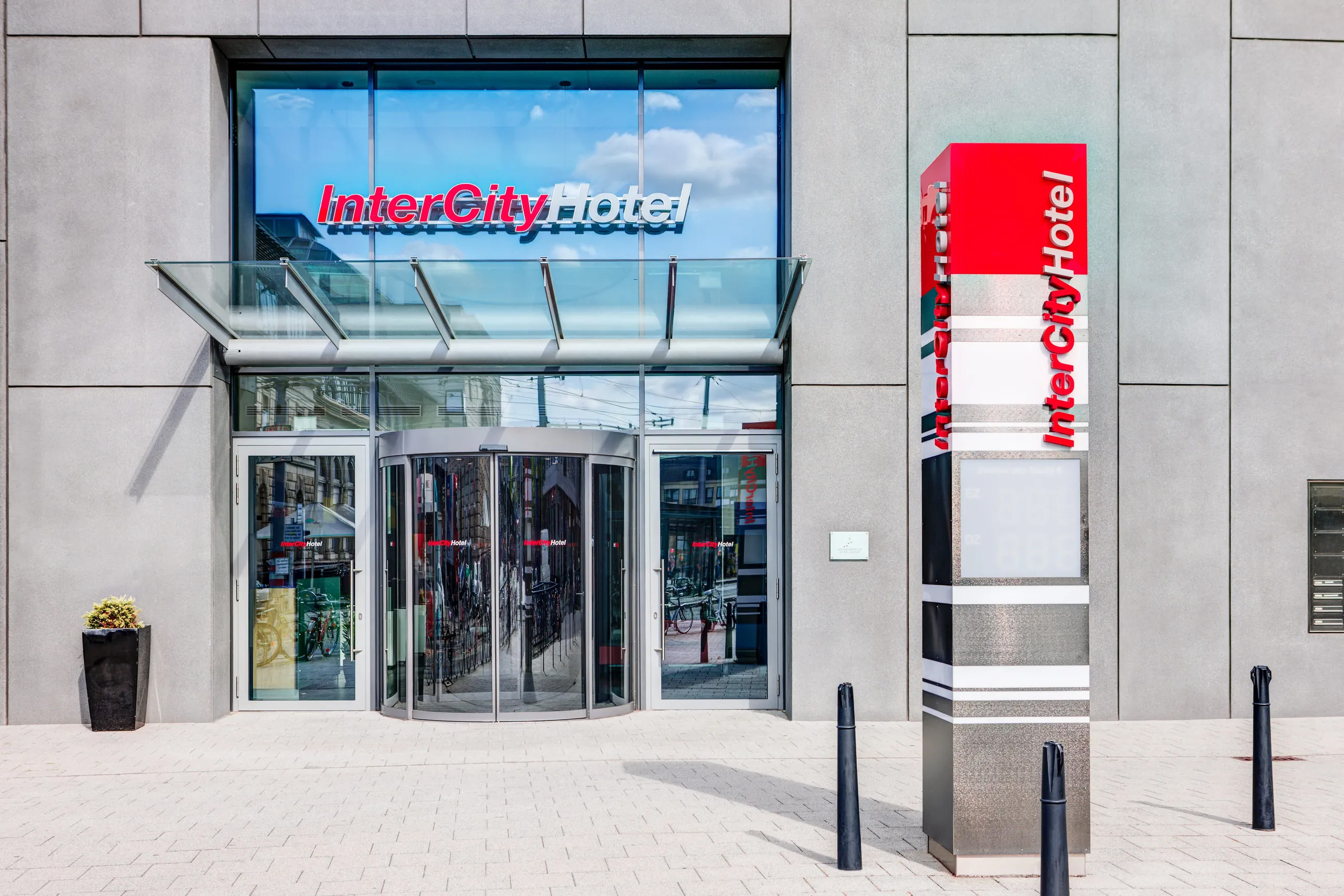 Intercity Hotel + 1 x Con-Paket Deluxe