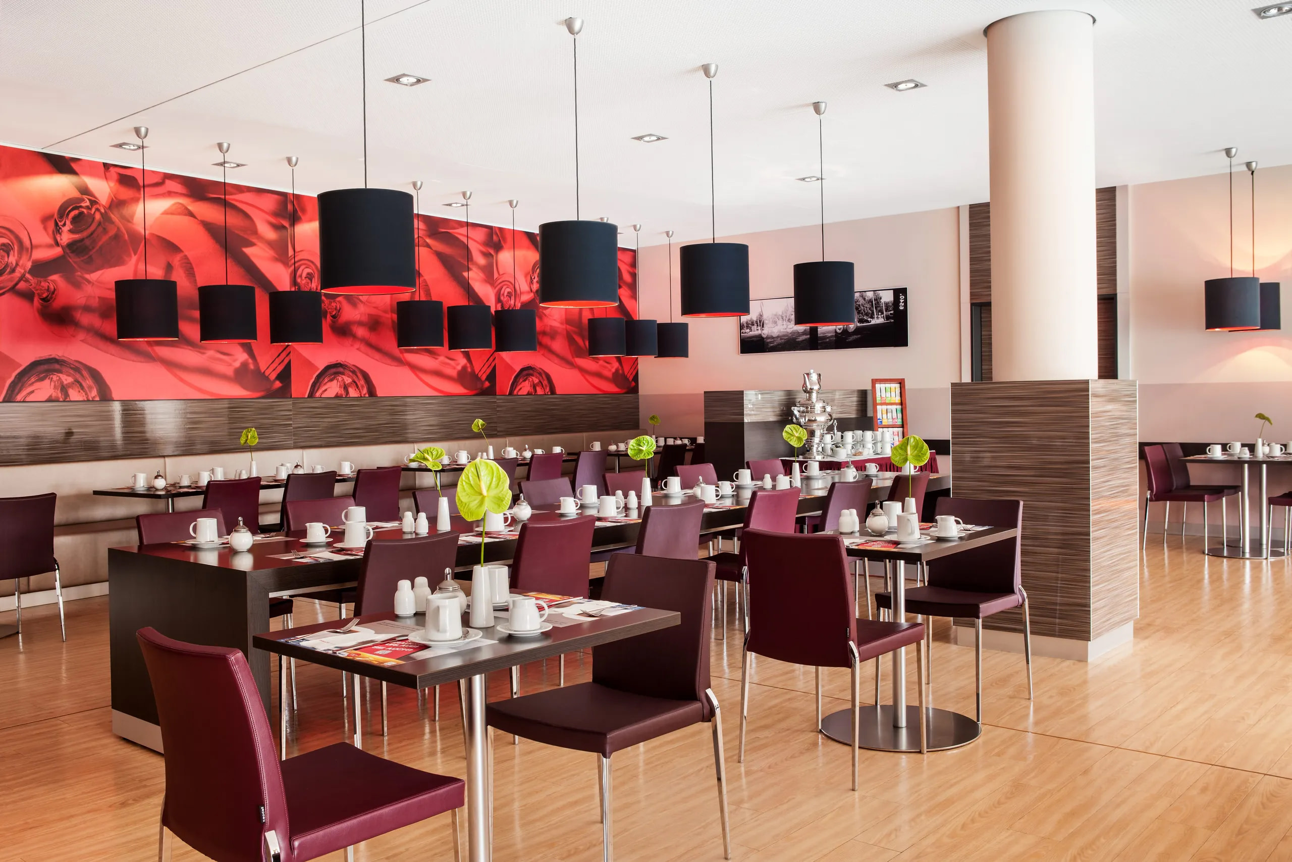 Intercity Hotel + 1 x Con-Paket Deluxe