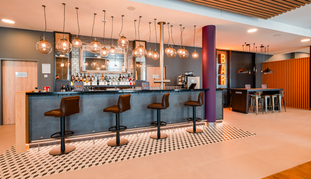 Premier Inn + 1 x Con-Paket Deluxe