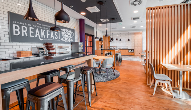 Premier Inn + 1 x Con-Paket Deluxe