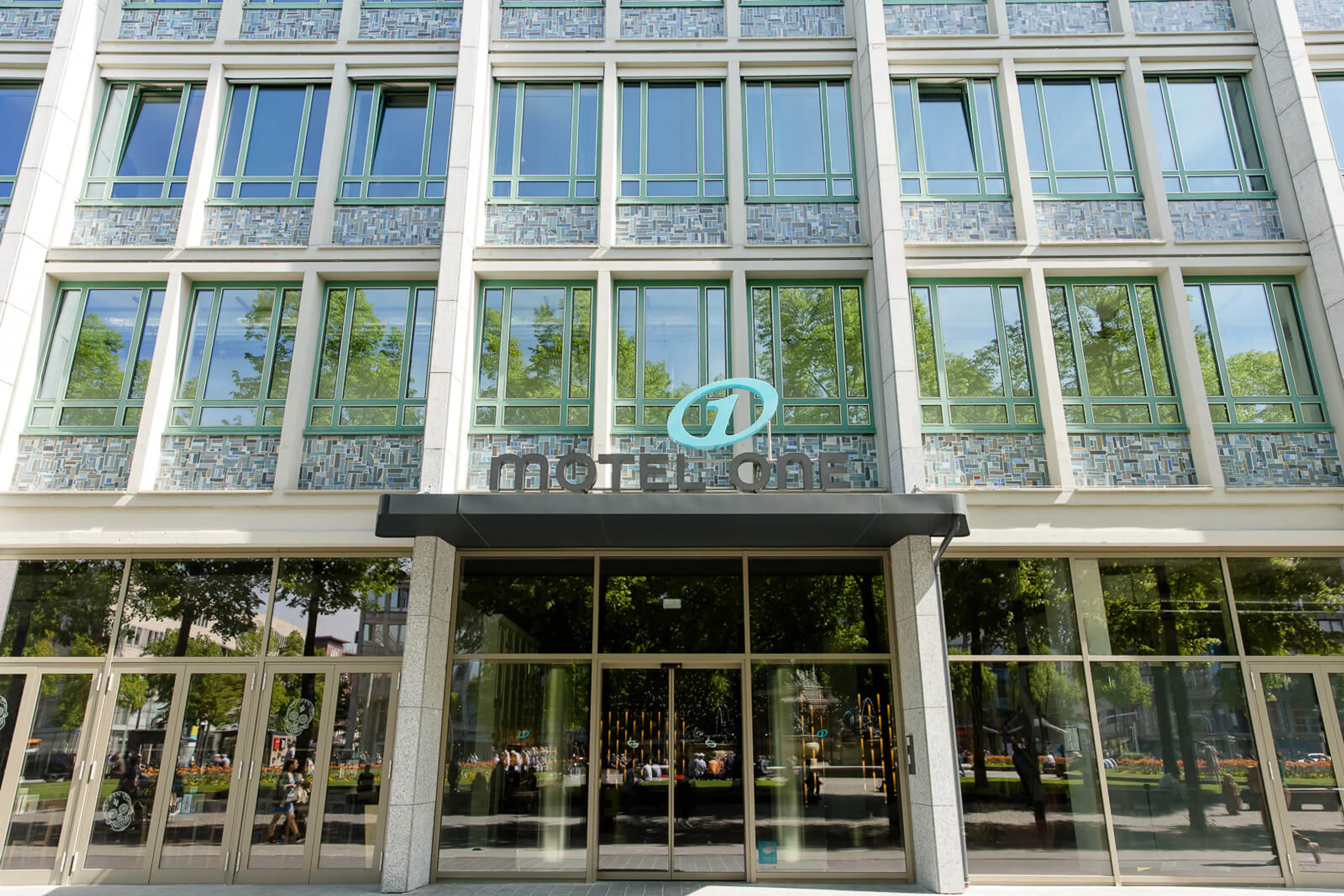 Motel One + 1 x Con-Paket Deluxe